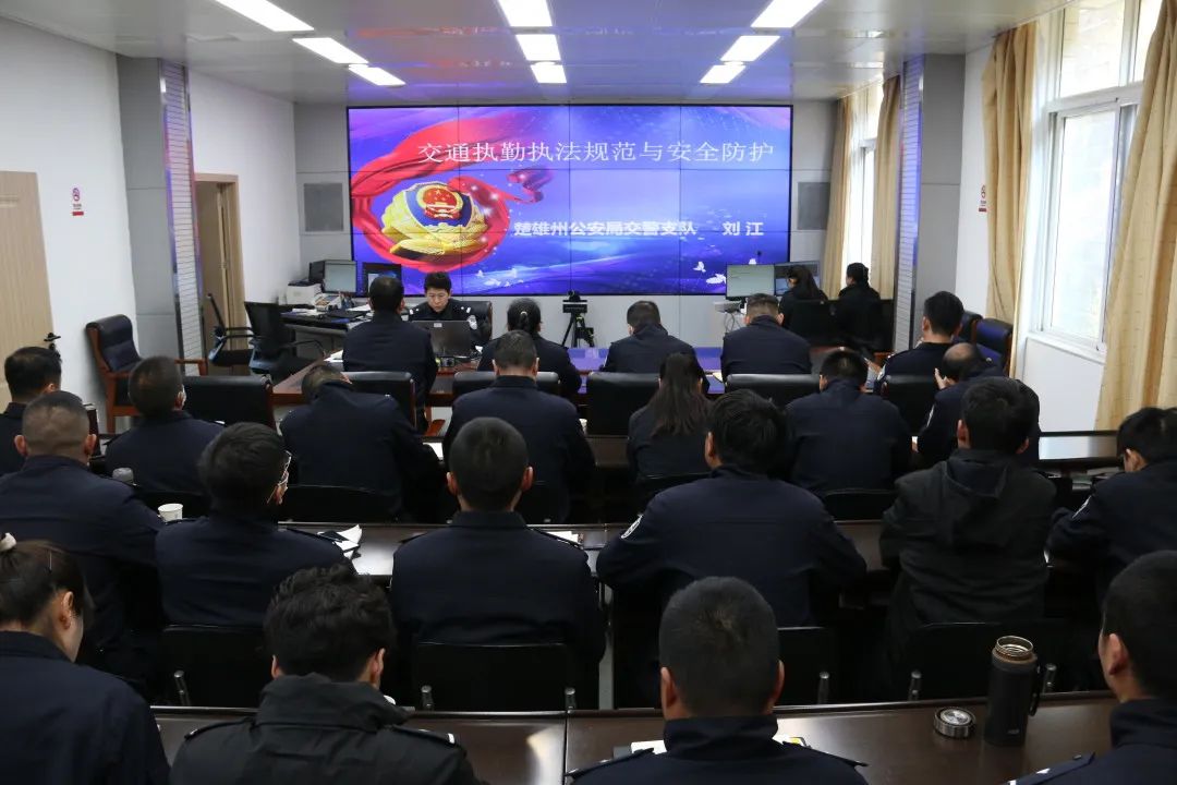 楚雄交警：人勤春来早春训正当时