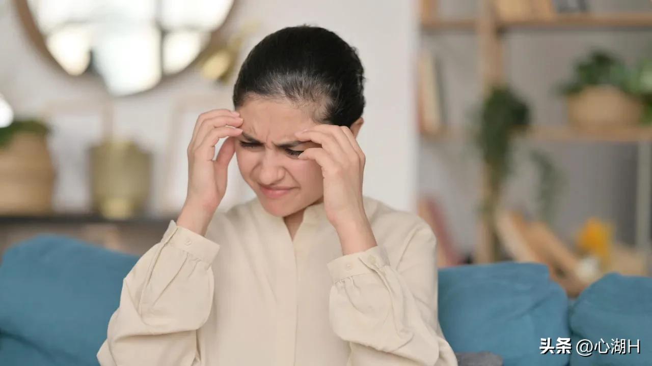 耳朵里的小石头掉了怎么办,耳朵里有小石头是怎么回事