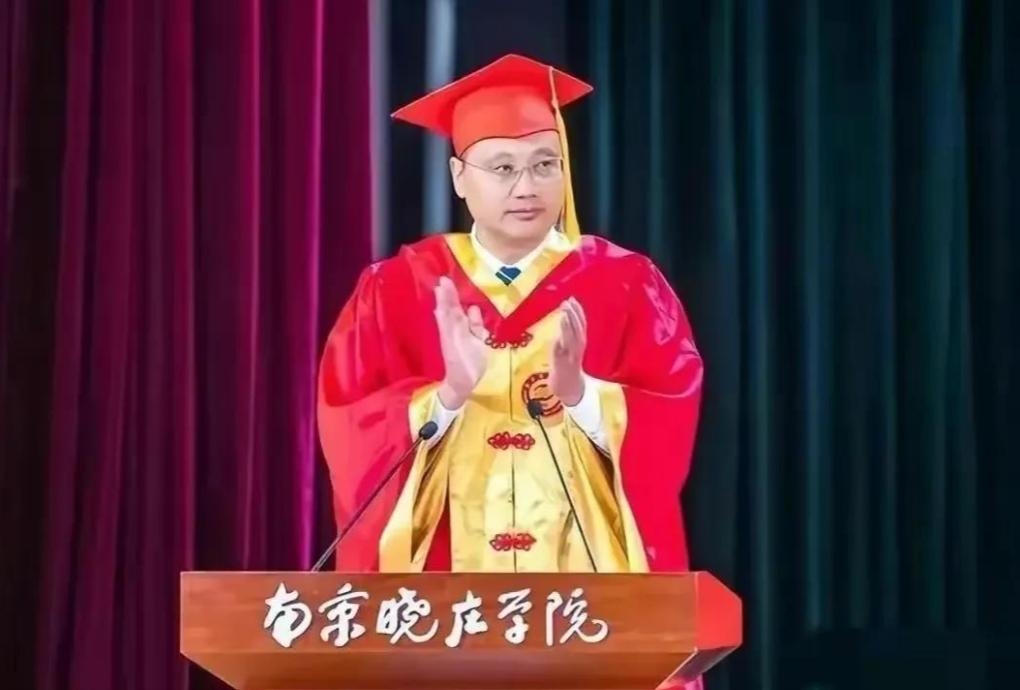 南京“电梯激吻门”持续发酵，美艳人妻“*裤底**”被扒得一干二净！