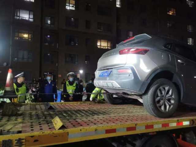 银川多辆消防车出警,占用生命通道消防车