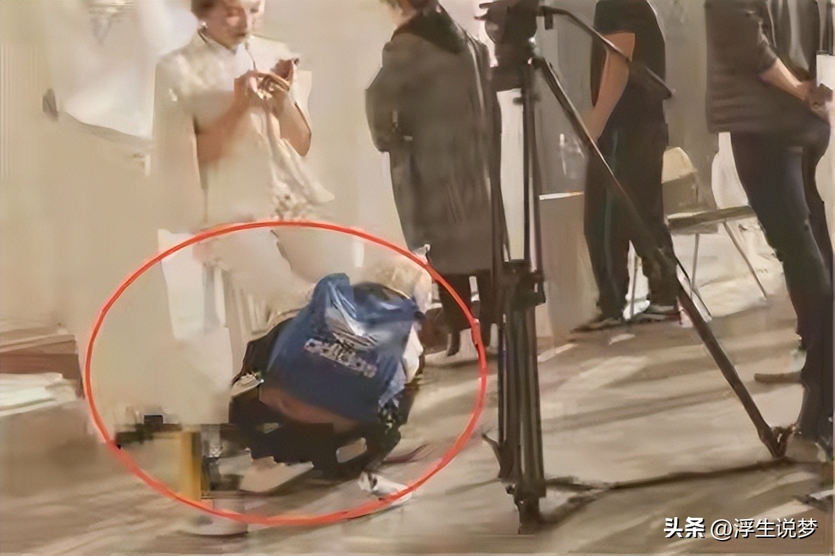 助理伺候明星跪下打伞,助理跪下伺候明星洗脚穿鞋