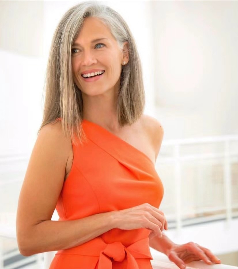 50岁女人有白发剪什么样的发型,四十多岁女人白发多适合什么发型