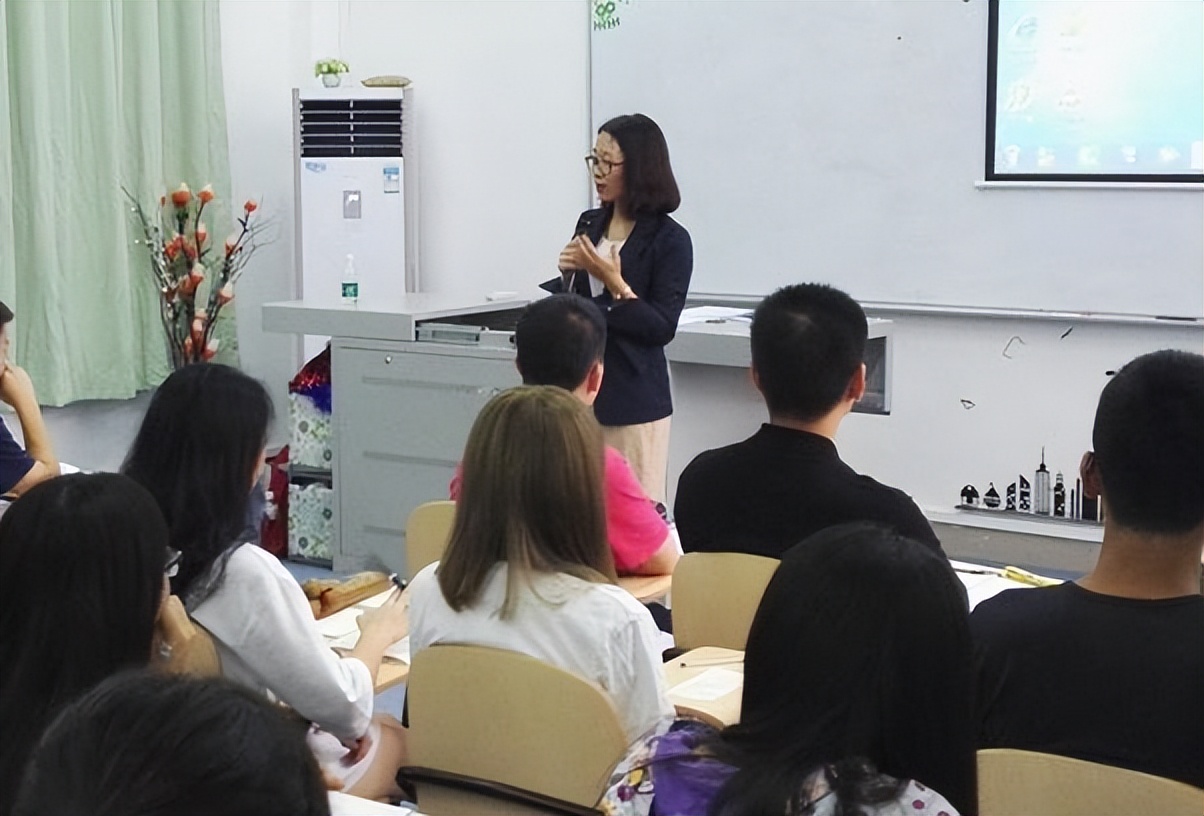 985高校教师晒出工资条，看到公积金金额后，与中小学教师差距大