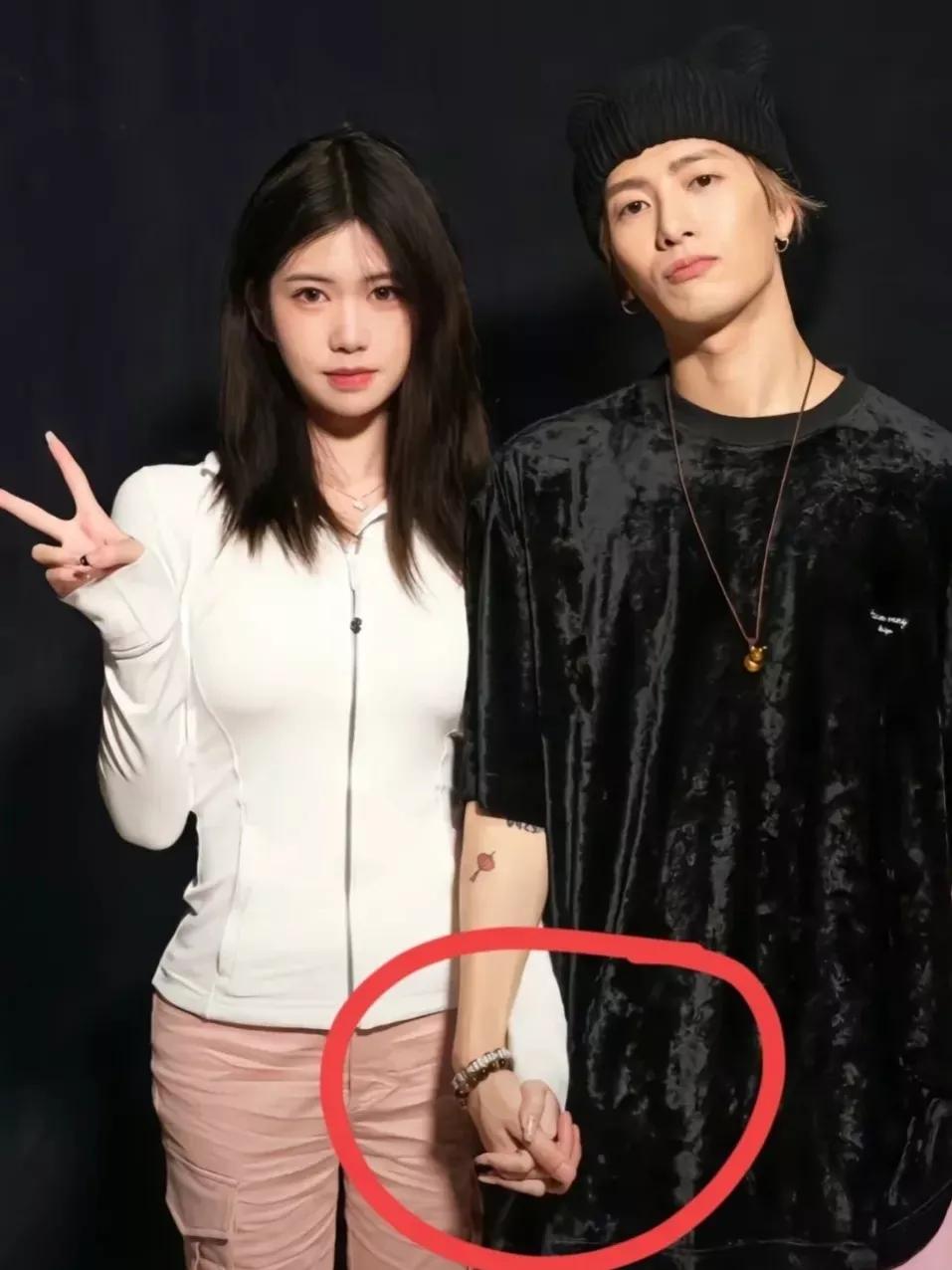 和王嘉尔手牵手合影换脸,跟王嘉尔牵手合影