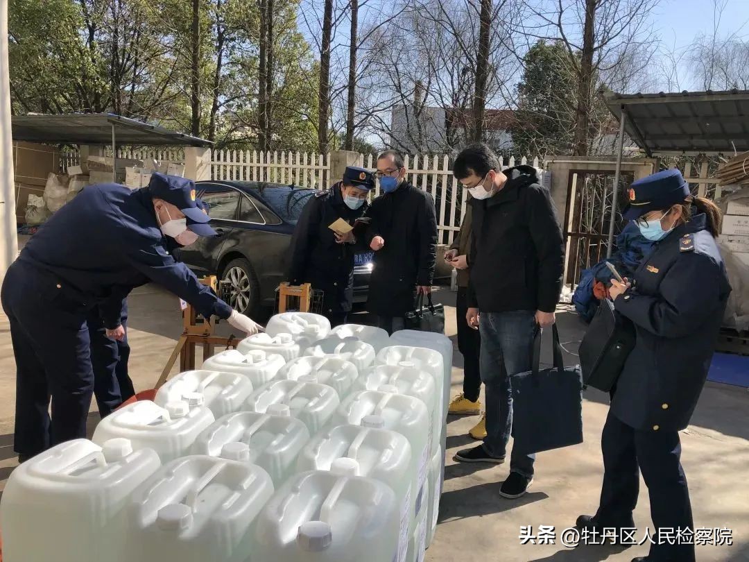 为了找证据，他从国外买水果做实验……