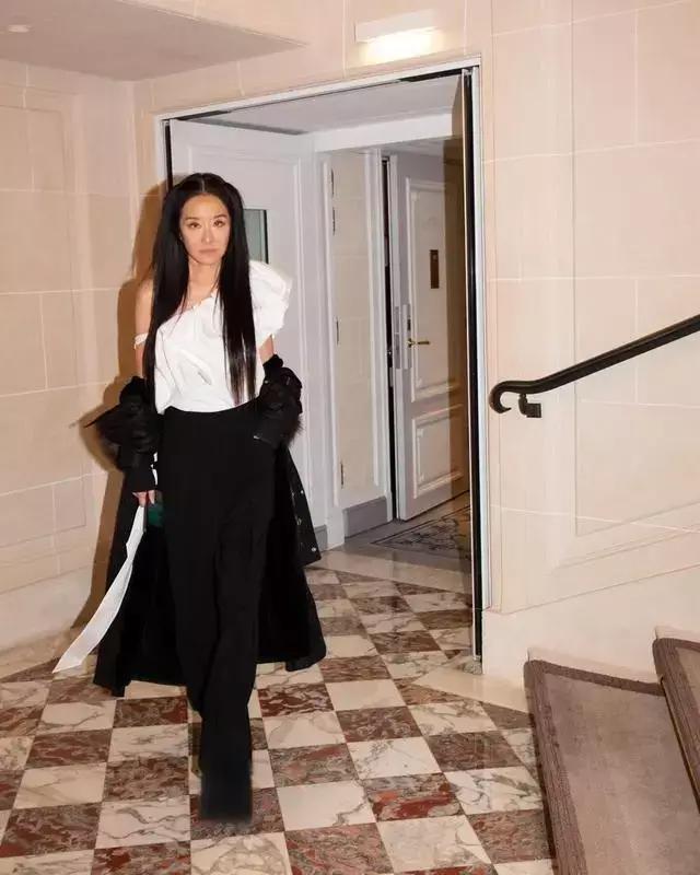 “时尚魔女”王薇薇：63岁离婚，与27岁小鲜肉热恋，她活成了女王