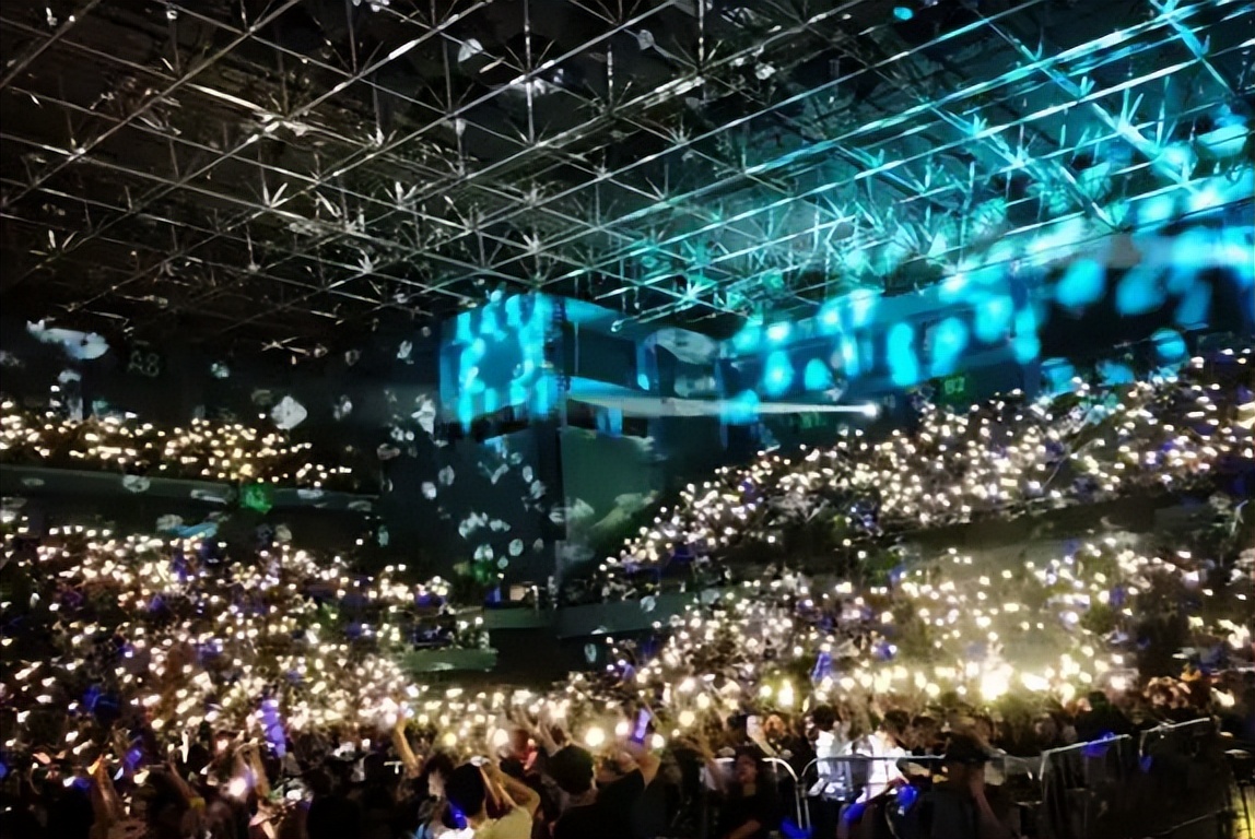 伍佰神级演唱会大合集,伍佰为什么被称为摇滚皇帝