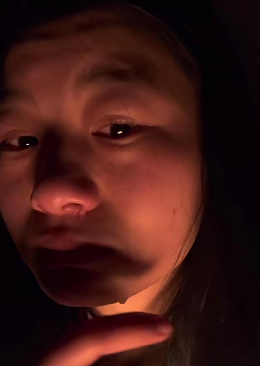 23岁女子因戴弟弟帽子被妈妈打,23岁女孩戴弟弟帽子被妈妈殴打