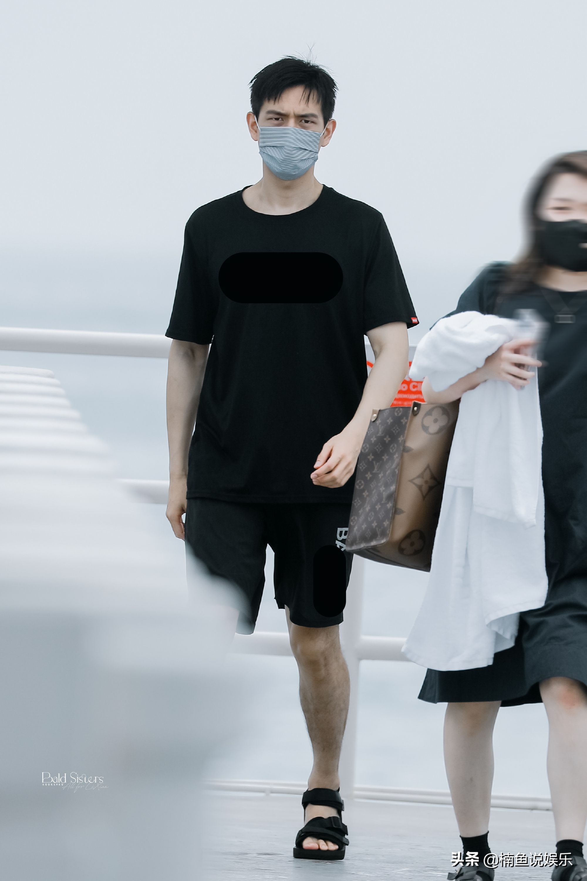 李现最新穿衣视频,30岁李现素颜直播状态被赞