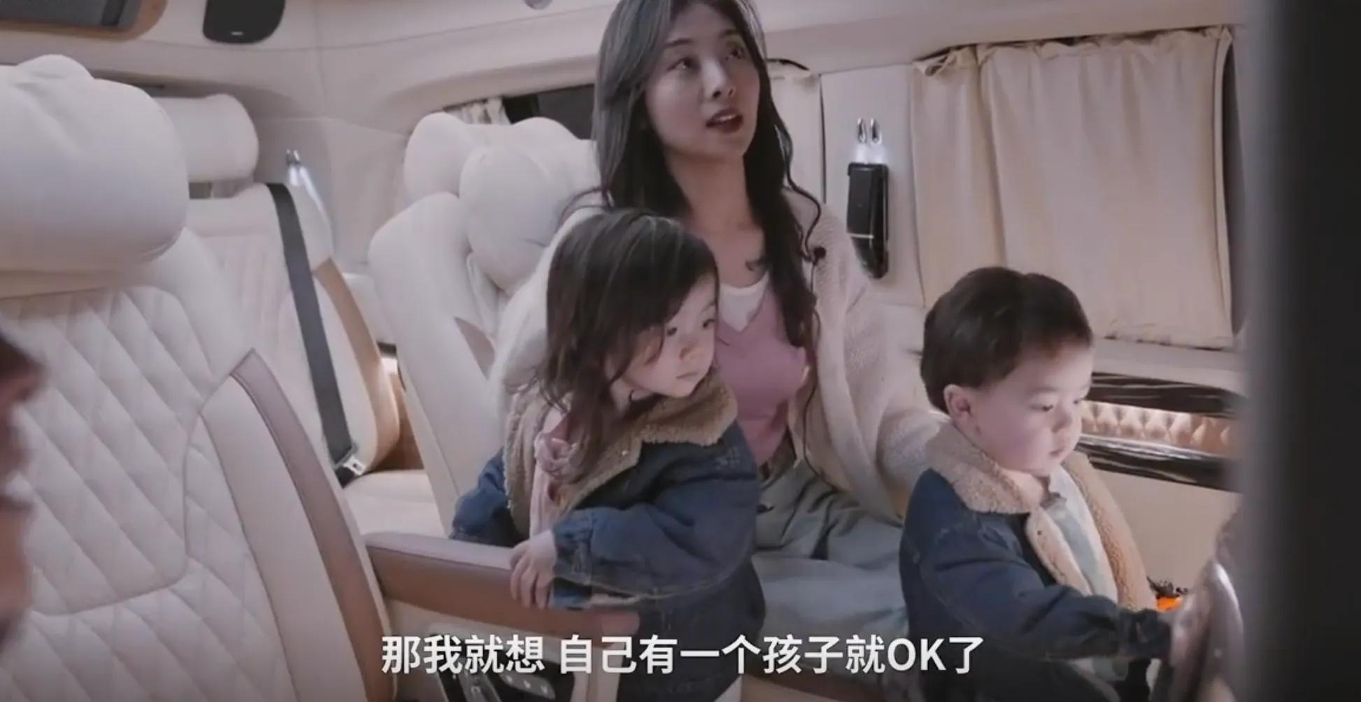 女模特10万元养三胞胎,30岁女模特生下三胞胎