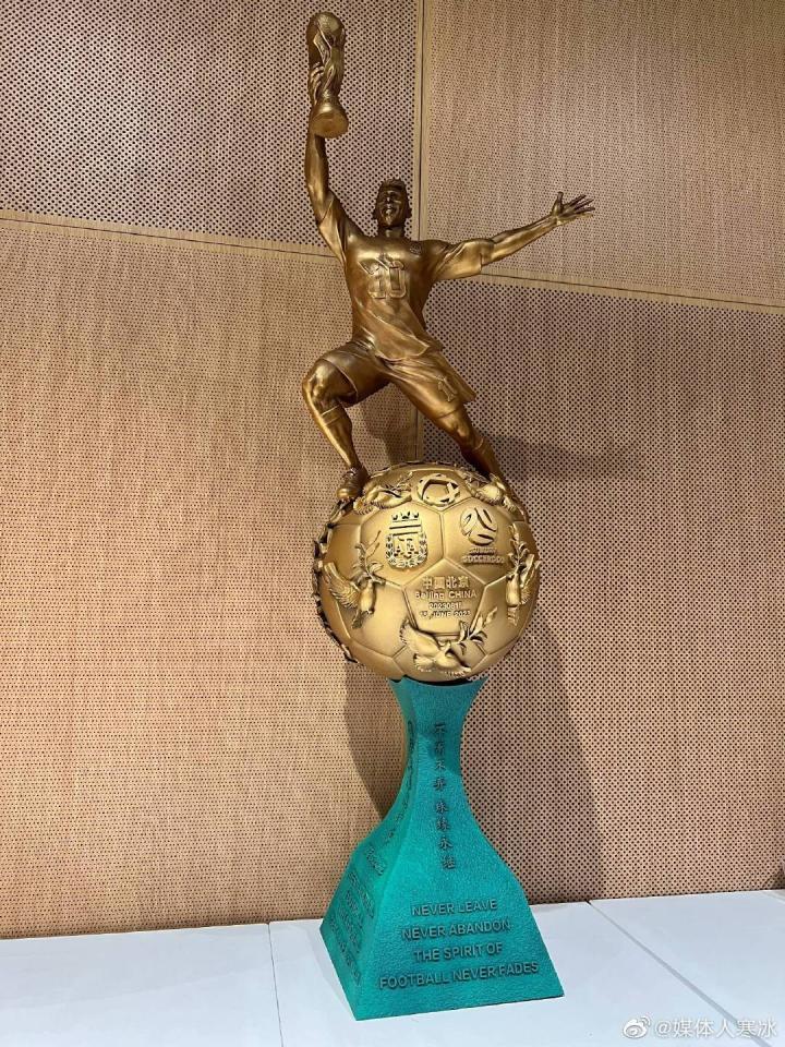 主办方梅西颁奖,今年阿根廷梅西首座冠军奖杯