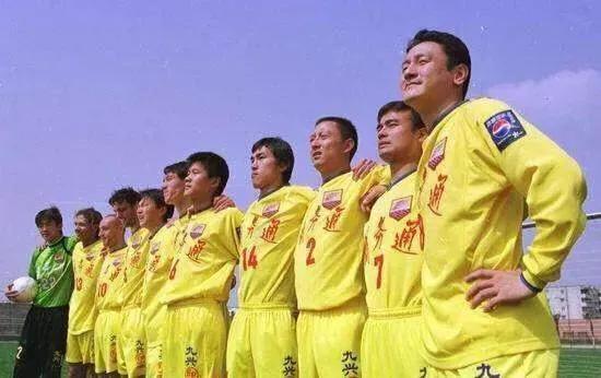 中国足球的希望,举起中国足球未来的希望