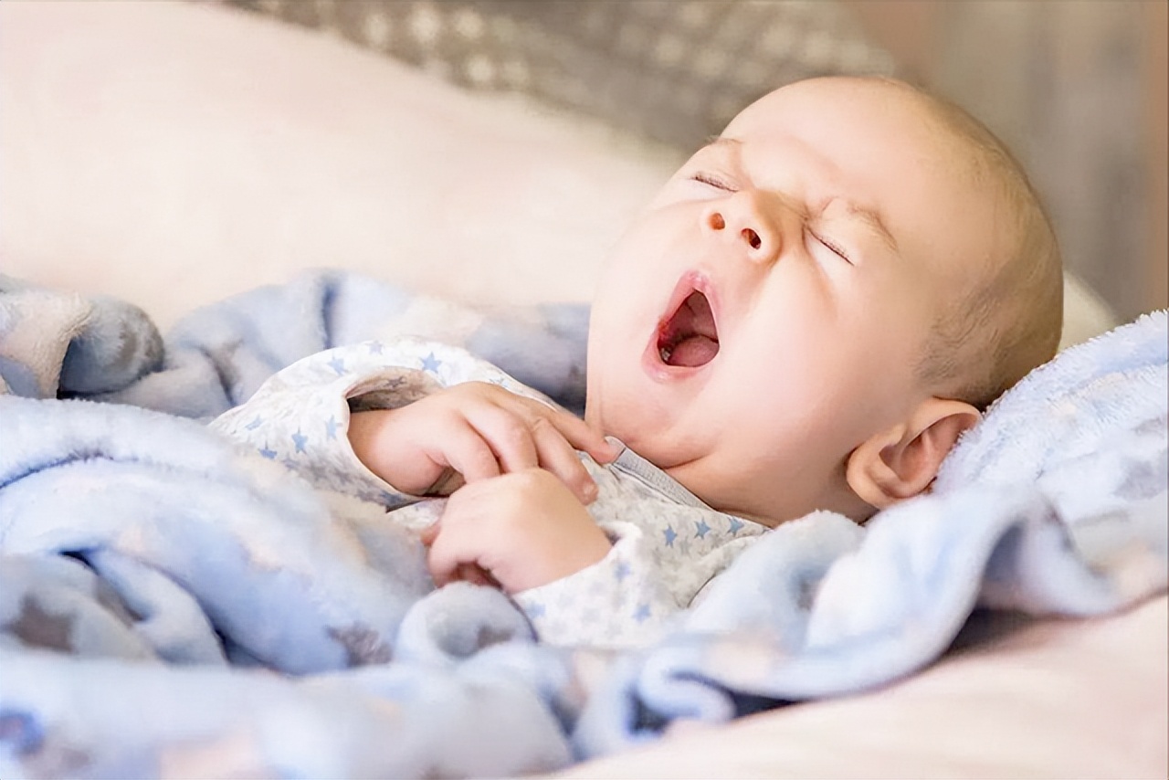 宝宝晚上睡觉倒睡怎么调整,8种错误睡姿宝宝越睡越迟钝