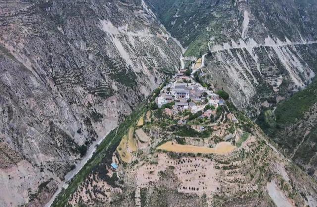 甘肃陇南某个山顶的悬崖村,甘肃陇南礼县悬崖村