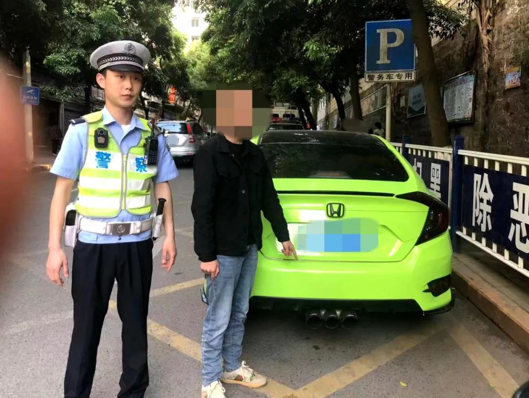 万州高笋塘一轿车因“炫酷”的外形引起了民警的注意。