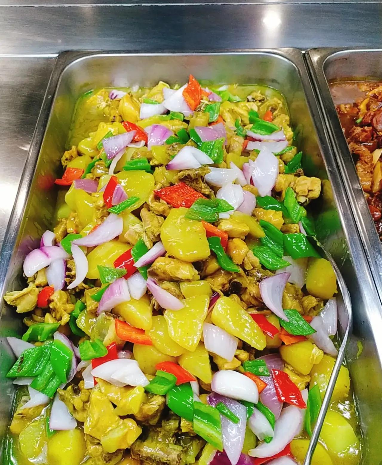 江西小伙开快餐店，10元管饱，第一个月亏2万，第二个月却赚了4万