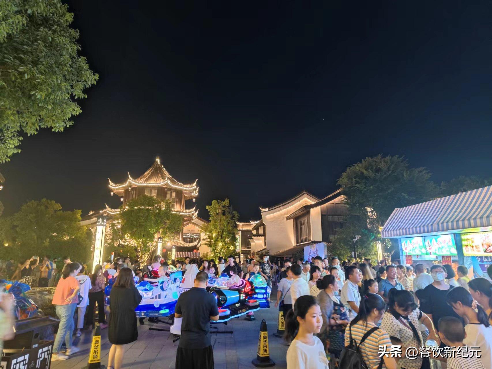 路边摊一天卖300串肉串能挣多少钱,24岁小伙通宵卖羊肉串月入4万