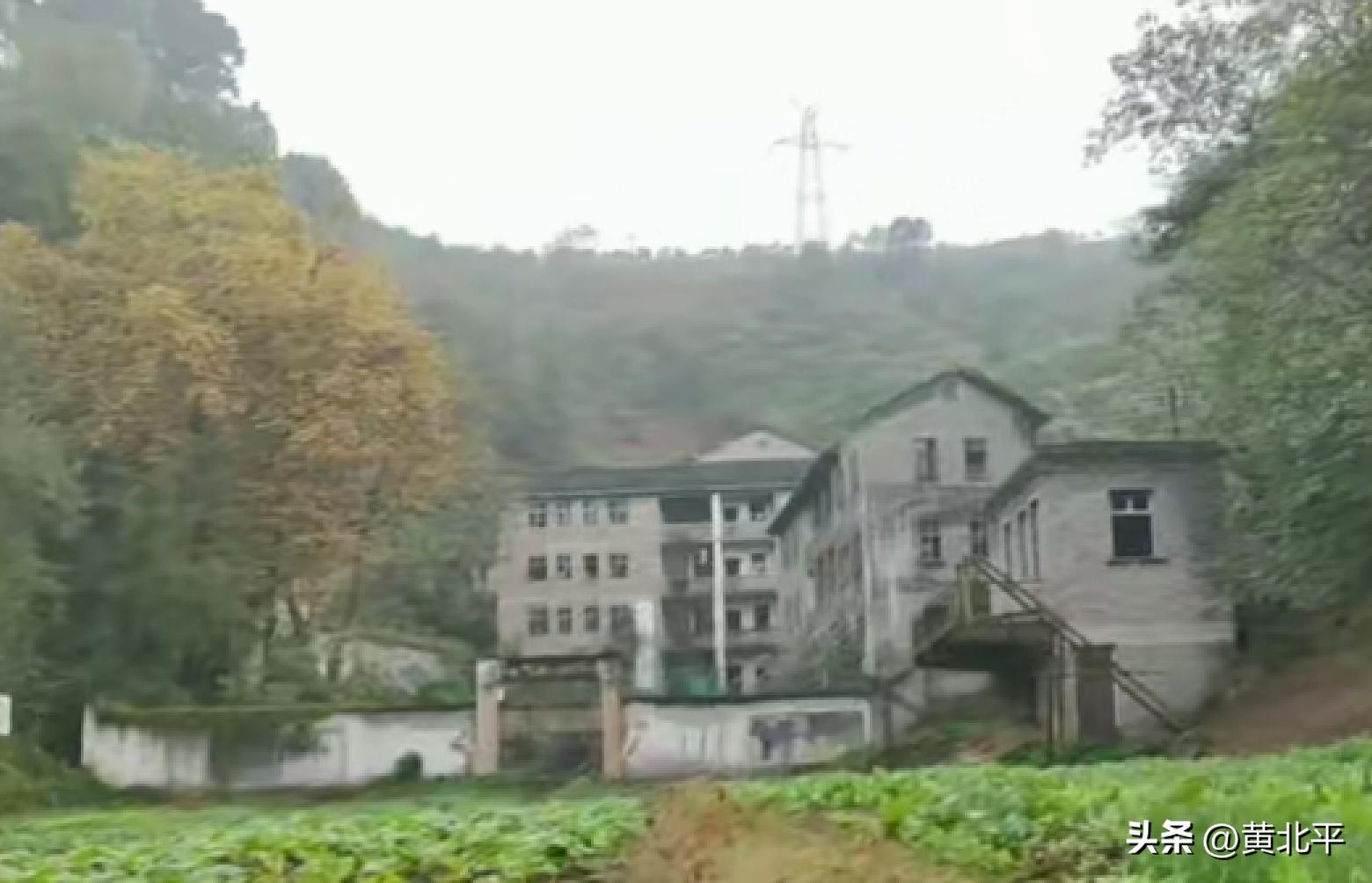 重庆万州李河镇废弃的兵工厂，30年前热闹非凡现在确实残檐破壁
