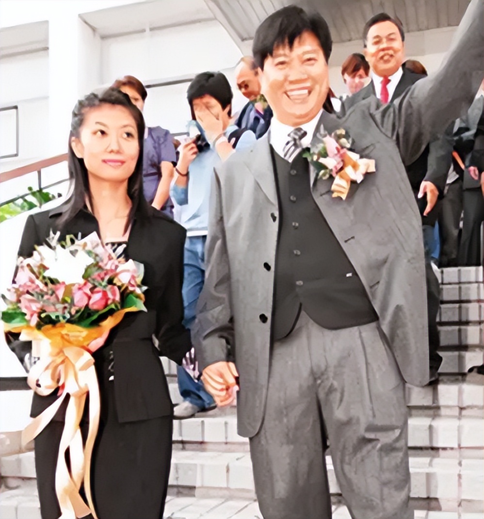 万梓良前妻恬妞与恬妮关系,恬妮和万梓良生有孩子吗