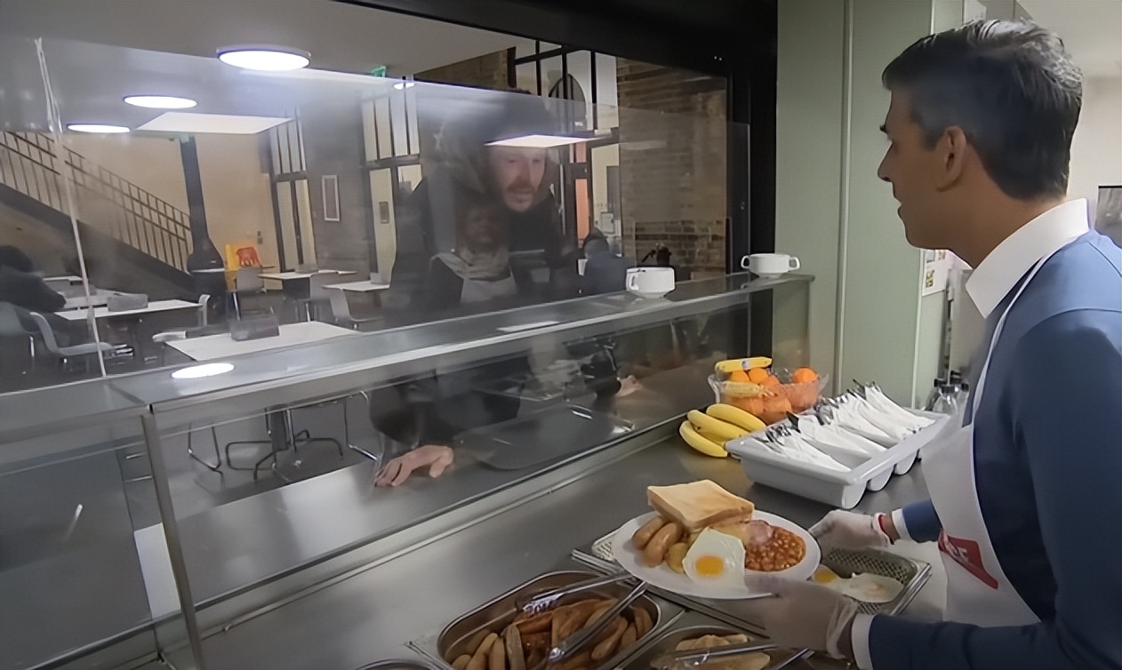 平安夜并不“平安”！英国深陷大*工罢**，美国副总统被“包围”