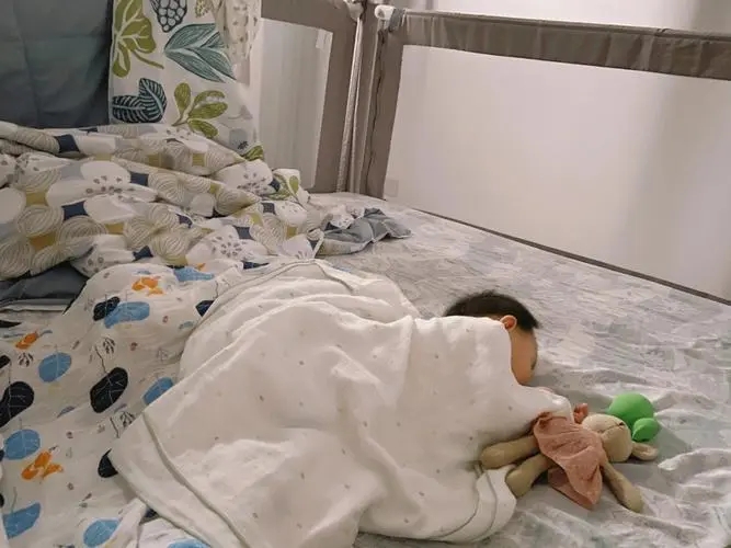 娃睡不安稳怎么办,如何高效哄娃睡觉