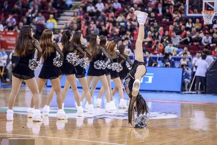 拉拉队带黑绅士帽跳舞,拉拉队舞姿优美灵动