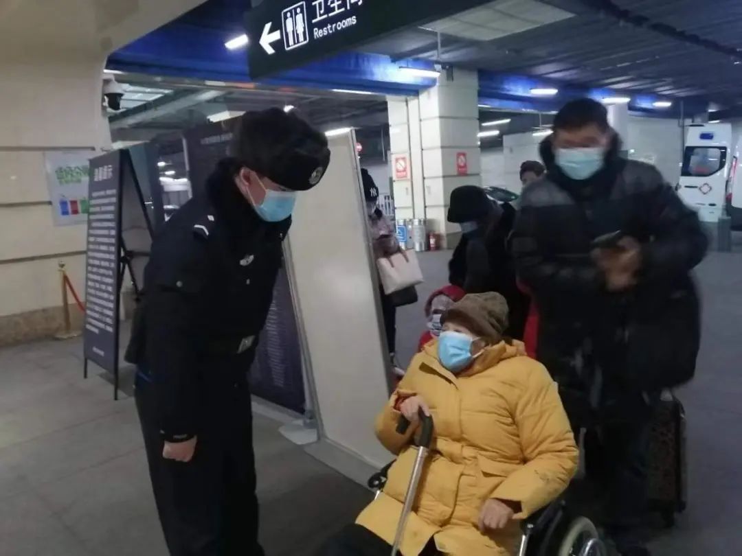 冰城公安战风雪保安全保通畅,民警保驾护航温暖春运回家路