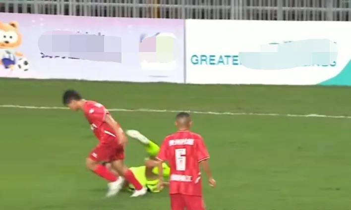 黄日华踢球风波在哪里踢,黄日华踢人视频