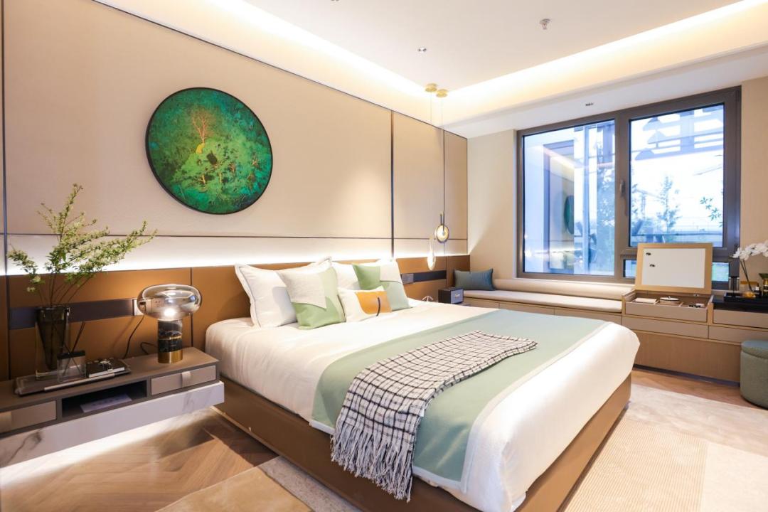 近1000人挤在朗丽兹西山花园酒店,越秀是真秀