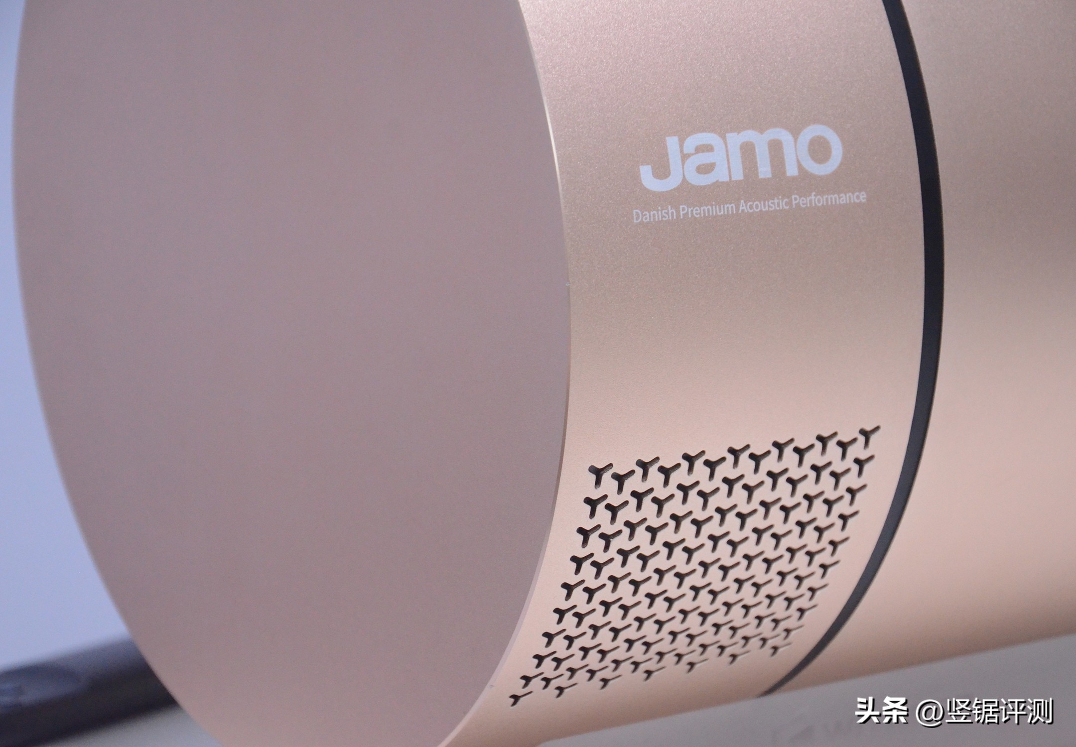 能将空墙变成“百英寸电视”？慧示全能投PLUSH3超短焦投影仪评测