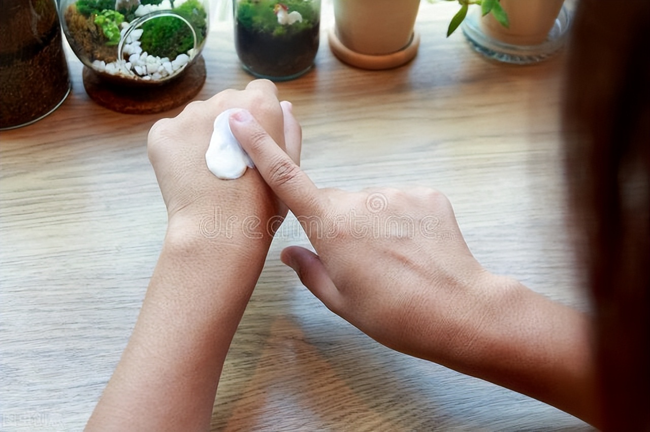 未开封的过期的护手霜还可以用吗,维e防裂护手霜过期一年可以用吗