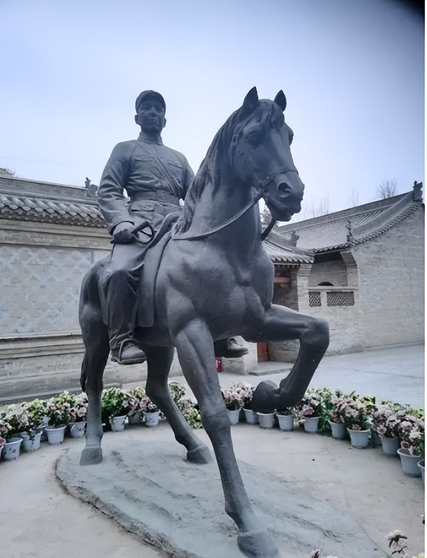 邓宝珊与彭德怀有“两战之结”，毛主席一语化解：打是亲，骂是爱