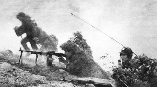 对越自卫反击战，前线战士都爱抽什么烟？女兵抽烟是为了“帮忙”