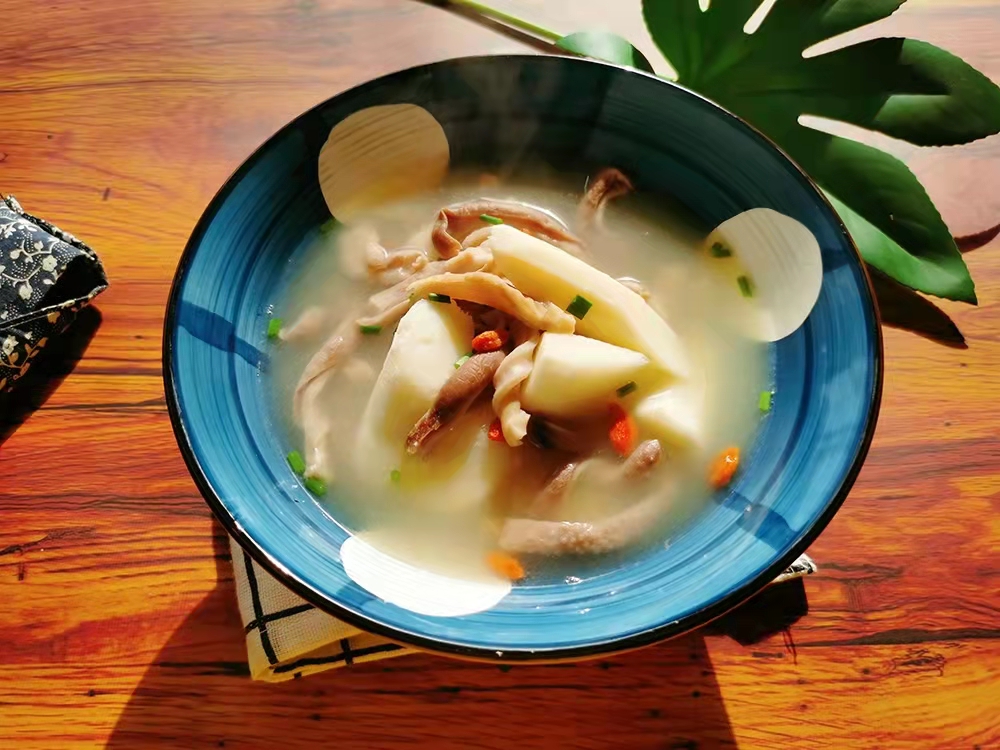 怎么样煮猪肚汤才会白,猪肚汤怎么做才会变汤白