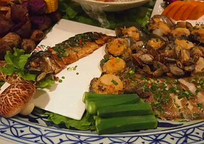 闺蜜请客只准备了一个菜，女子一脸嫌弃，菜上桌发现小丑竟是自己