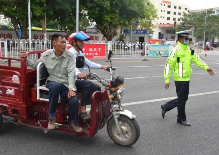电动三轮车上路骑行注意什么,三轮电动车正常都携带哪些配件
