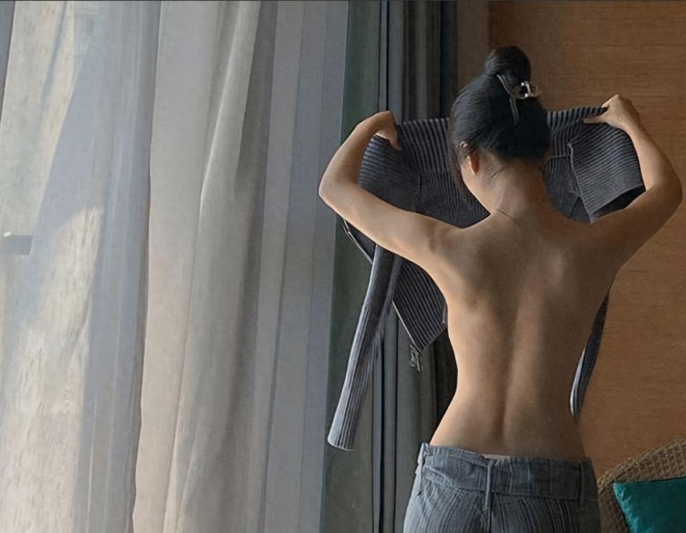 显摆、不穿、还露背,这些女明星服饰真的很宽松吗?