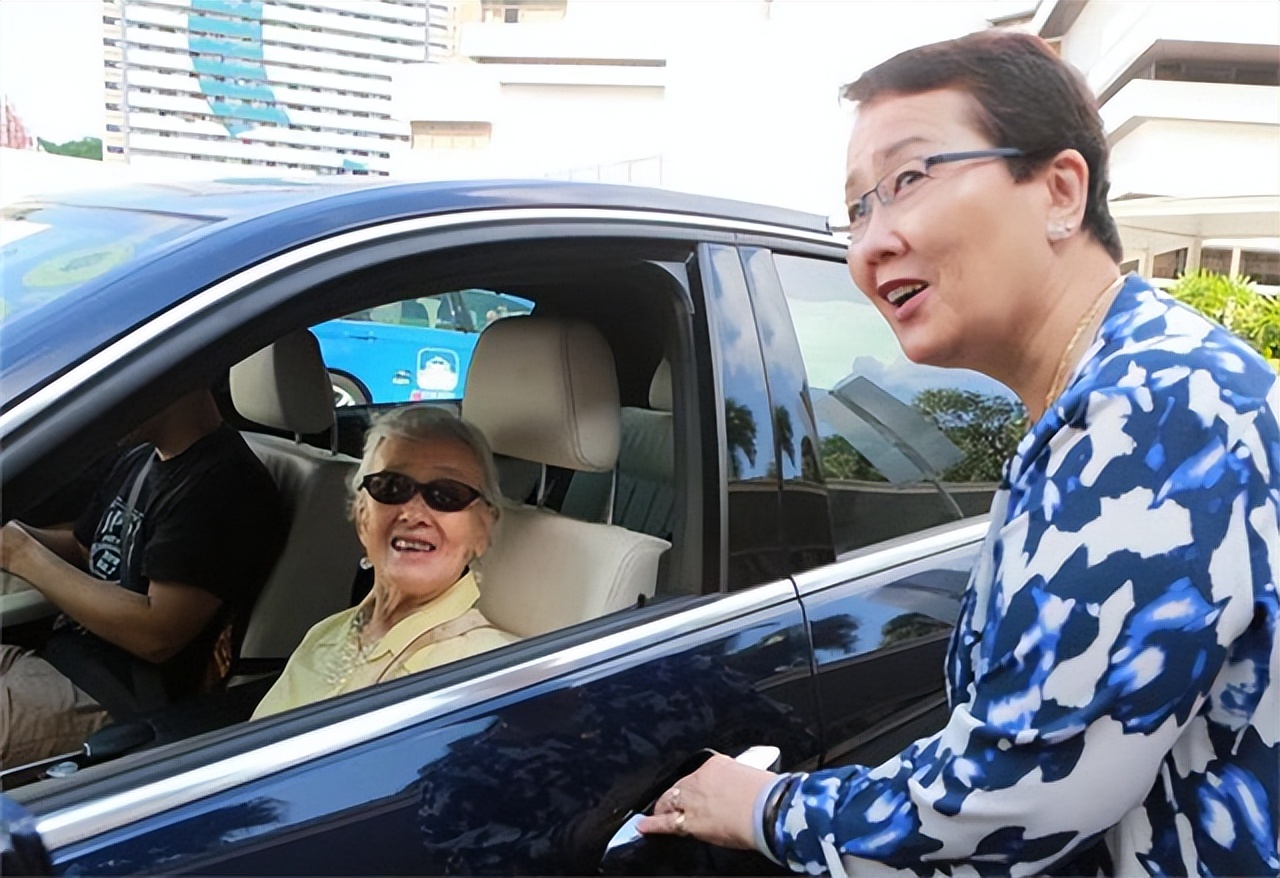 32岁小伙与8旬外国富婆同居两年，靠嘴甜吃软饭，欲骗富婆2亿遗产