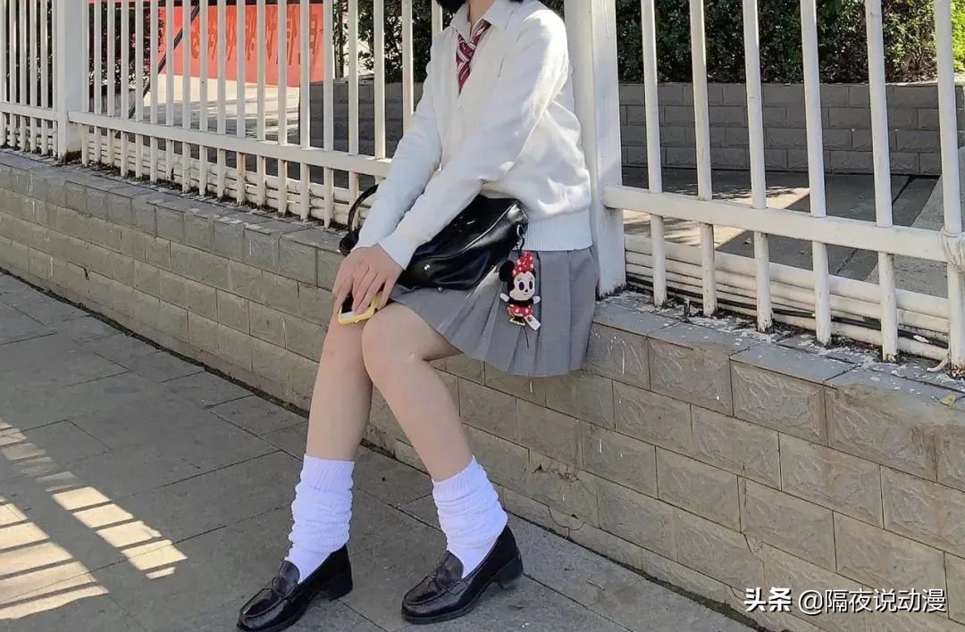 时隔20年，日本00后又再度穿起“泡泡袜”！它曾是涩谷辣妹的最爱