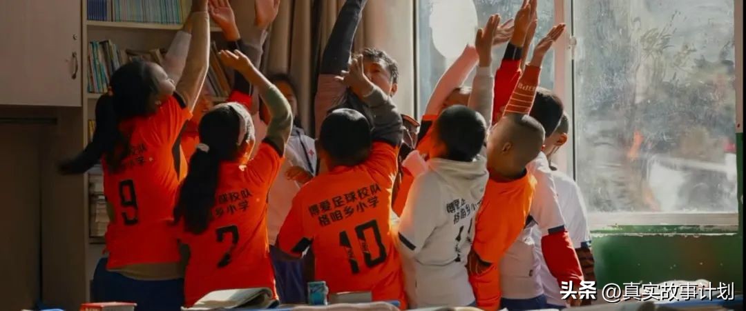 数学老师带着小朋友们去校园,数学老师带着孩子来学校