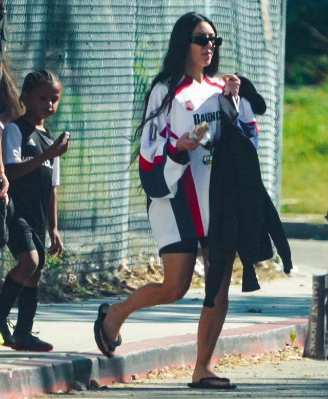 卡戴珊现身迈阿密,卡戴珊游泳池穿个性衣服