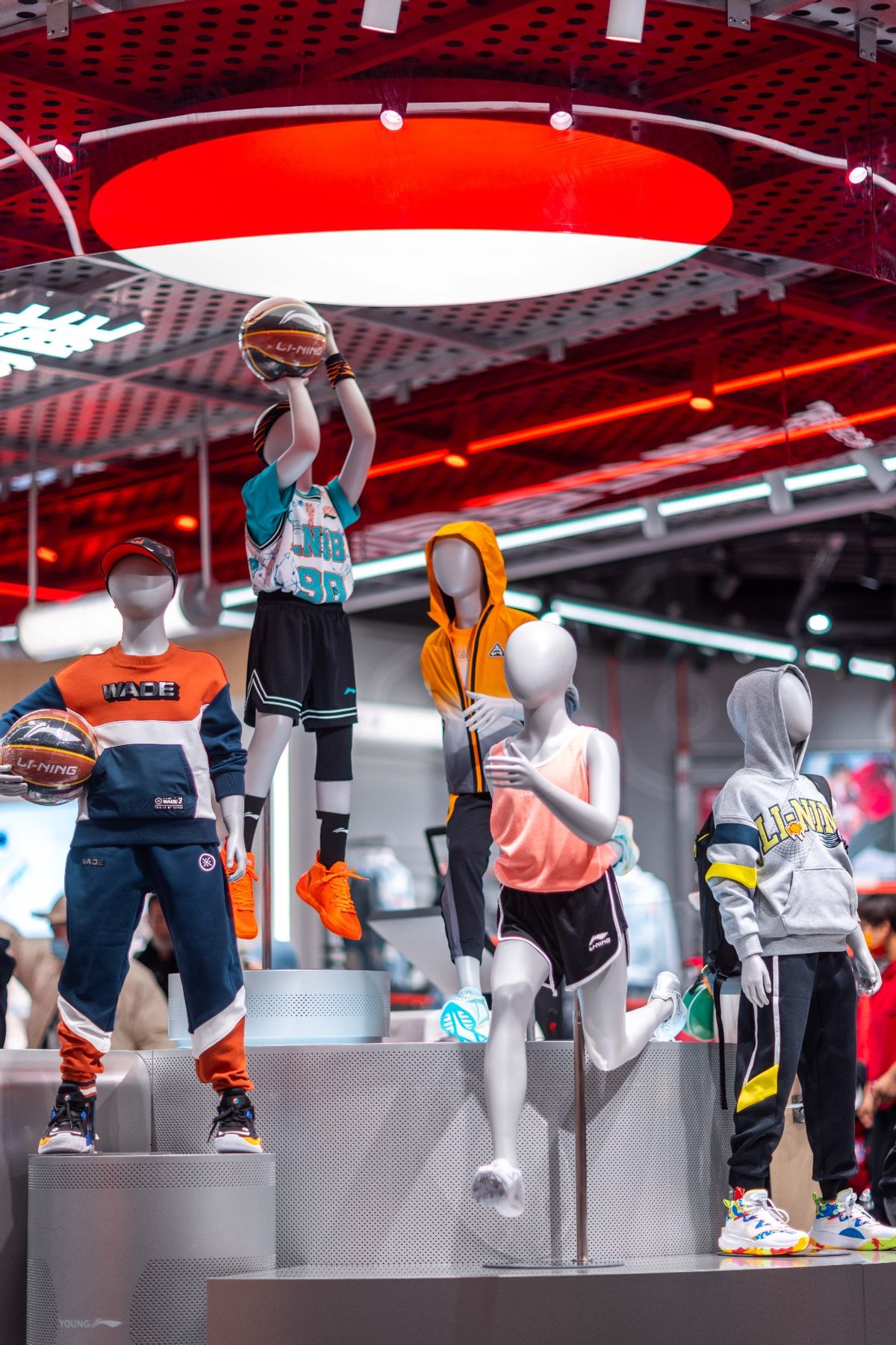 李宁夏季新品实体店,李宁young历史及logo的含义