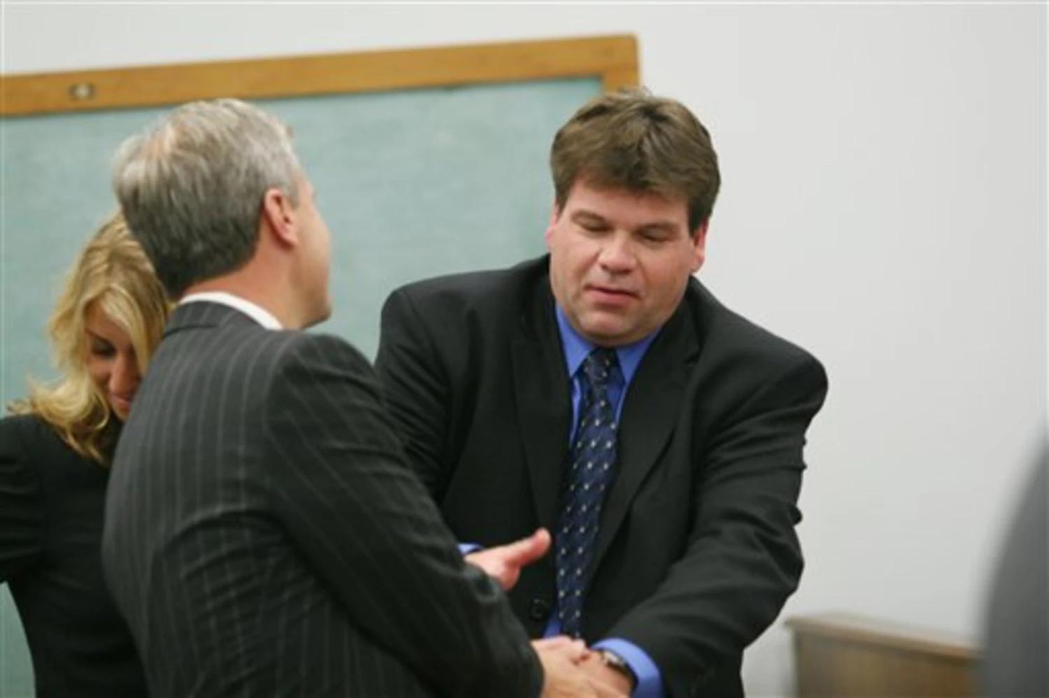 美国男子致电麦当劳，围困18岁女孩3小时，作案10年却被判无罪