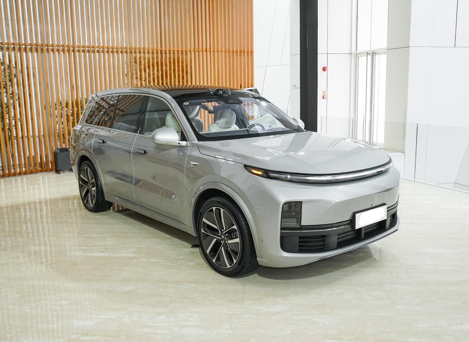 霸道销量最好的一款轿车,全新一代混动霸道