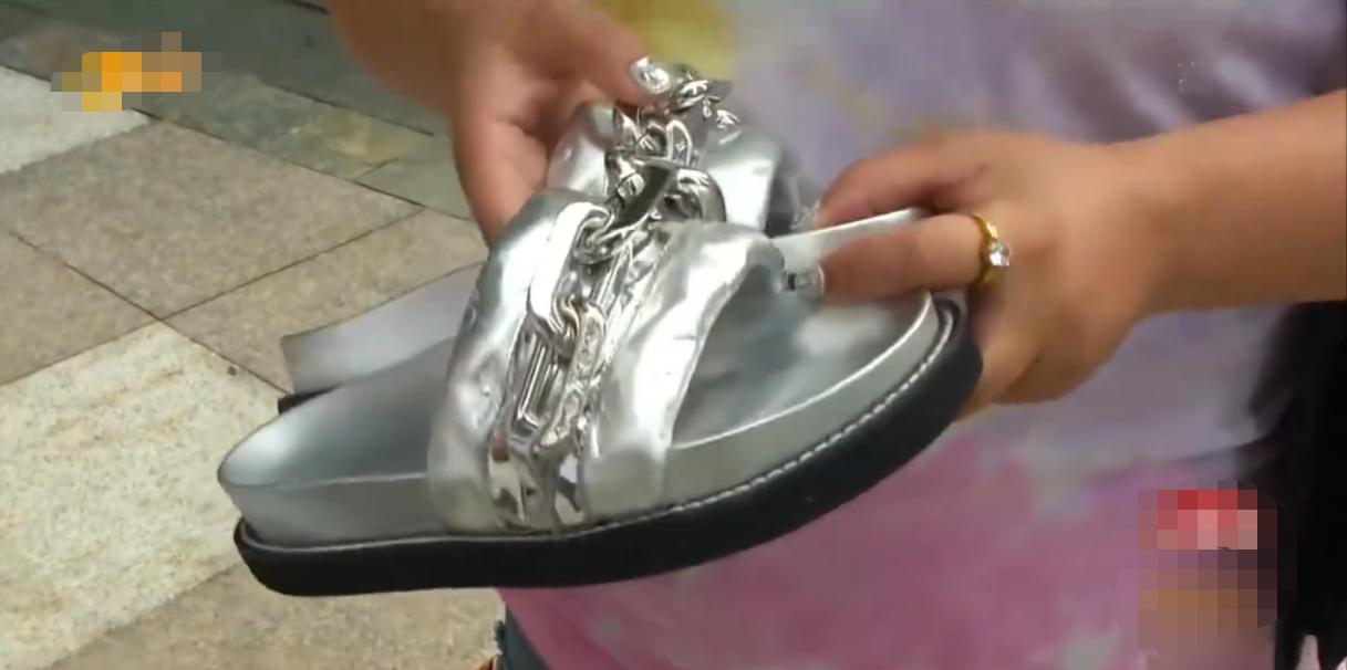 女子吐槽lv拖鞋一周掉色,女子花8500买lv拖鞋