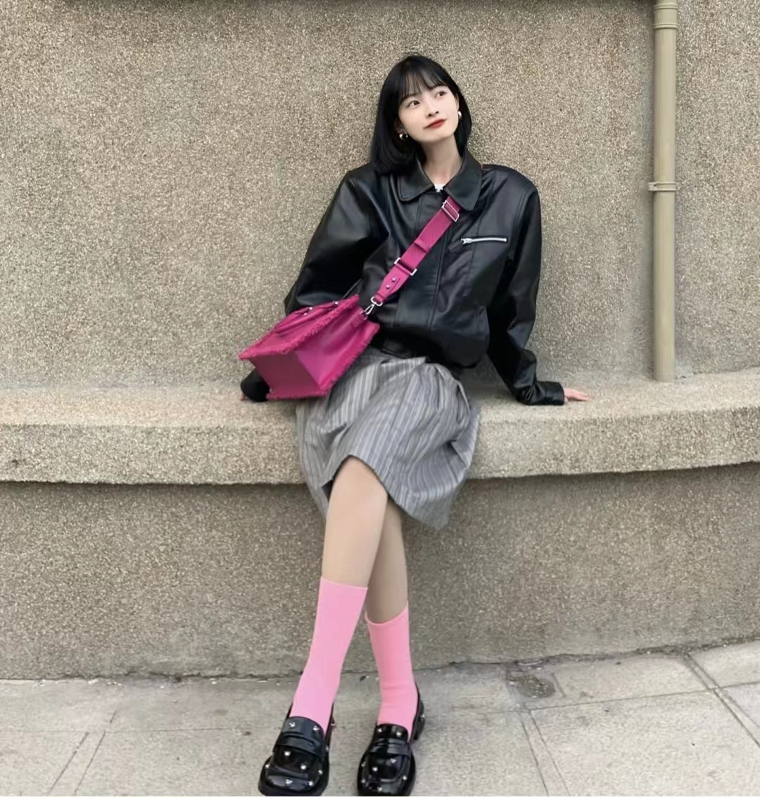 黑色搭配什么颜色很高级,黑色搭配什么颜色会显得比较高级