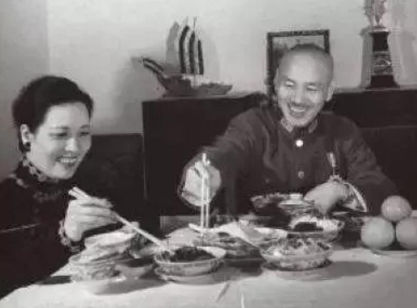 蒋介石去山庙算命，老道写下8个字，24年后，蒋介石才明白其含义