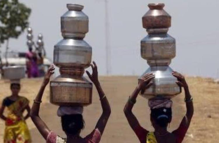 印度二婚姑娘沦为“水妻”：头顶罐子、喝洗脚水，怀孕了也不能生