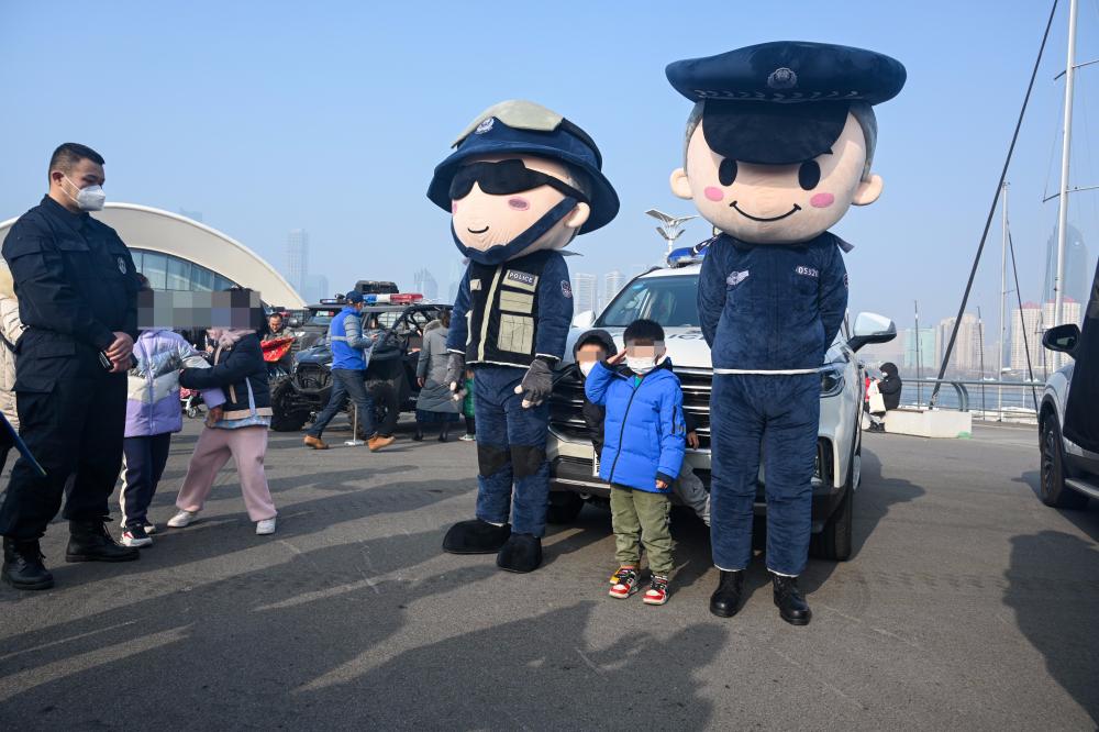 【向*民报人**告】青岛市公安局举办第三个中国人民警察节“警营开放日”活动