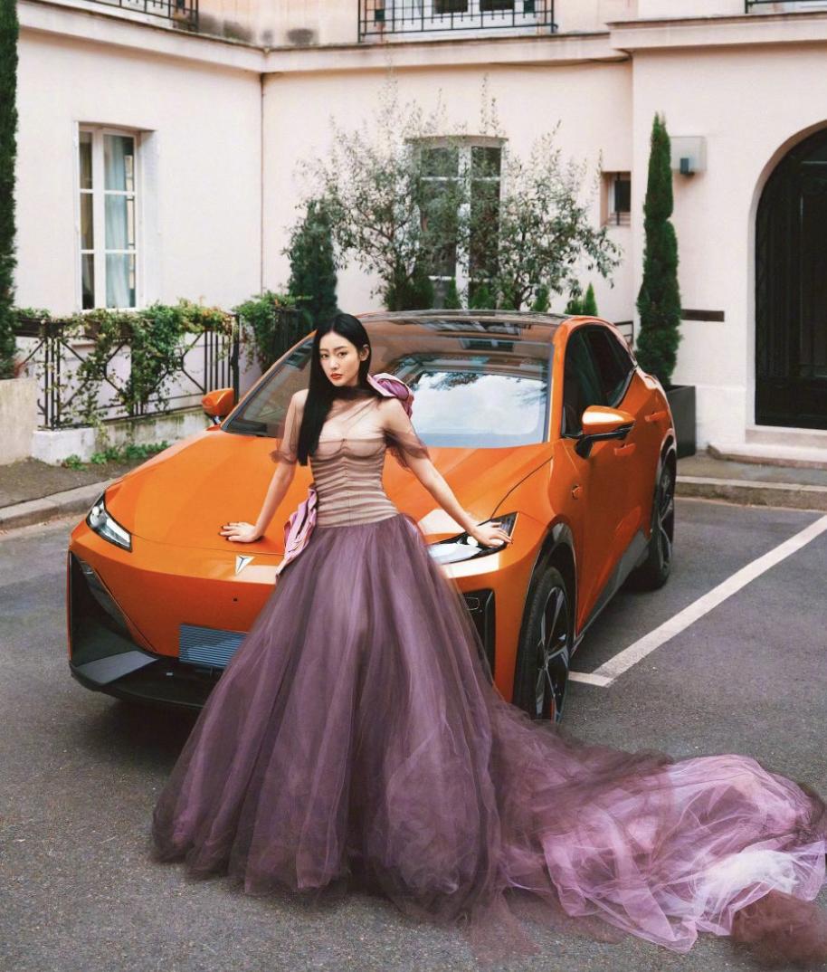 黑丝、抱胸、裸身，娱乐圈没被扒出的“*裤底**”，全在时尚周暴露了